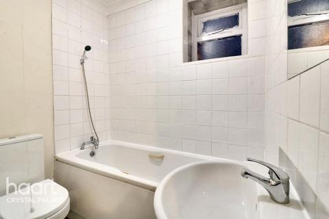 1 bedroom flat for sale, Lyndhurst Court, Whitehorse Lane, London