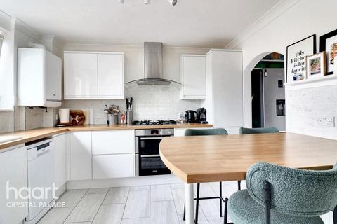 2 bedroom maisonette for sale, Groombridge House, Penge