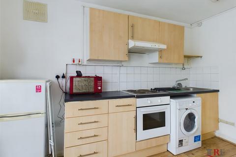 Studio to rent, Heathfield Gardens, London, NW11 9HX