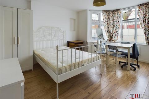 Studio to rent, Heathfield Gardens, London, NW11 9HX