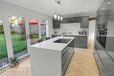 5 bedroom detached house for sale, Beach Road, Hemsby
