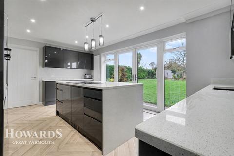 5 bedroom detached house for sale, Beach Road, Hemsby