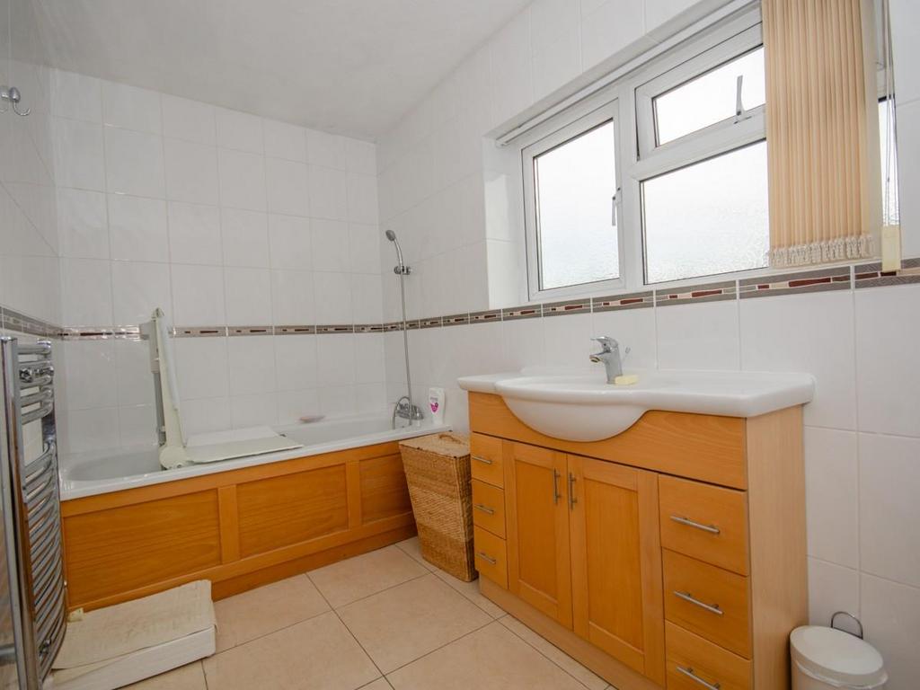 Ensuite bathroom.jpg