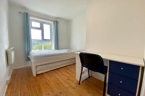 3 bedroom apartment to rent, Saffron Court, Bath BA1