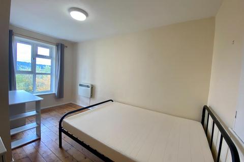 3 bedroom apartment to rent, Saffron Court, Bath BA1