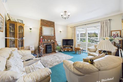3 bedroom detached house for sale, Mandeville Road, Aylesbury, Buckinghamshire