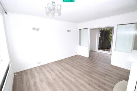 3 bedroom semi-detached house to rent, Queenswood Drive, Leeds, LS6 3ND