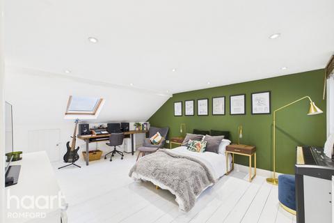 Como Street, Romford, RM7 7DT