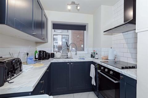 2 bedroom flat to rent, Cliveden Close, Brighton