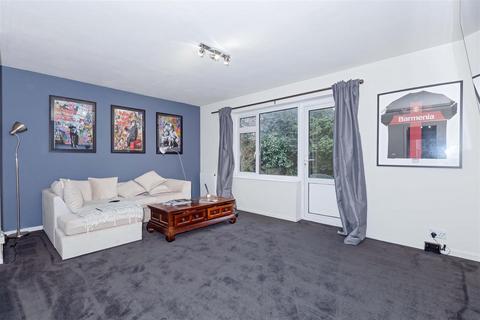2 bedroom flat to rent, Cliveden Close, Brighton