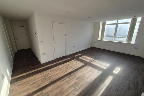 LARGE STUDIO WITH PARKING