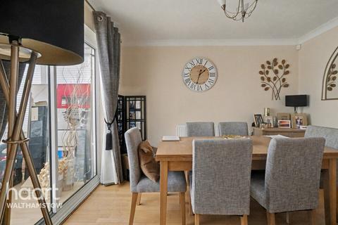 4 bedroom detached house for sale, Crofton Grove, London