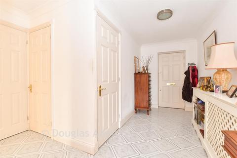 2 bedroom ground floor flat for sale, The Grange, London E18