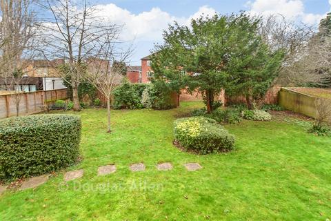 2 bedroom ground floor flat for sale, The Grange, London E18