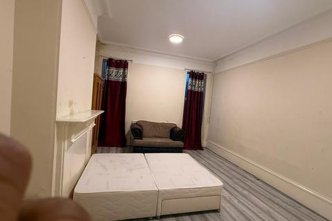 2 bedroom flat to rent, High Street North, Dunstable LU6