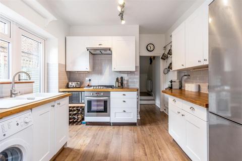2 bedroom flat to rent, Hereford Road, London