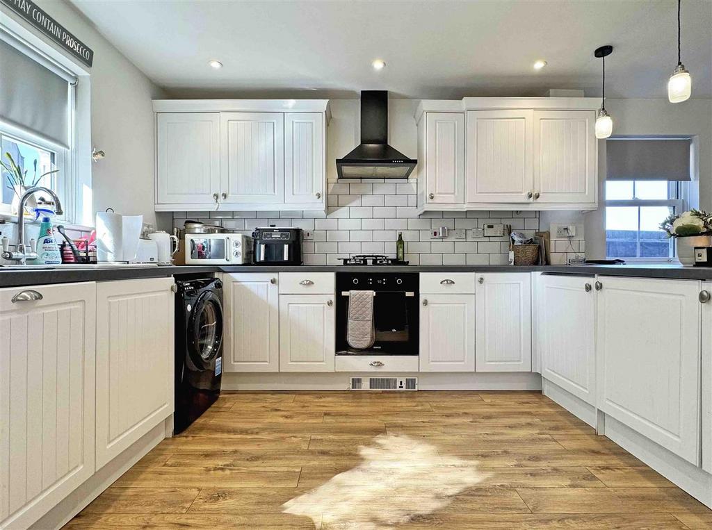 Kitchen b.jpg