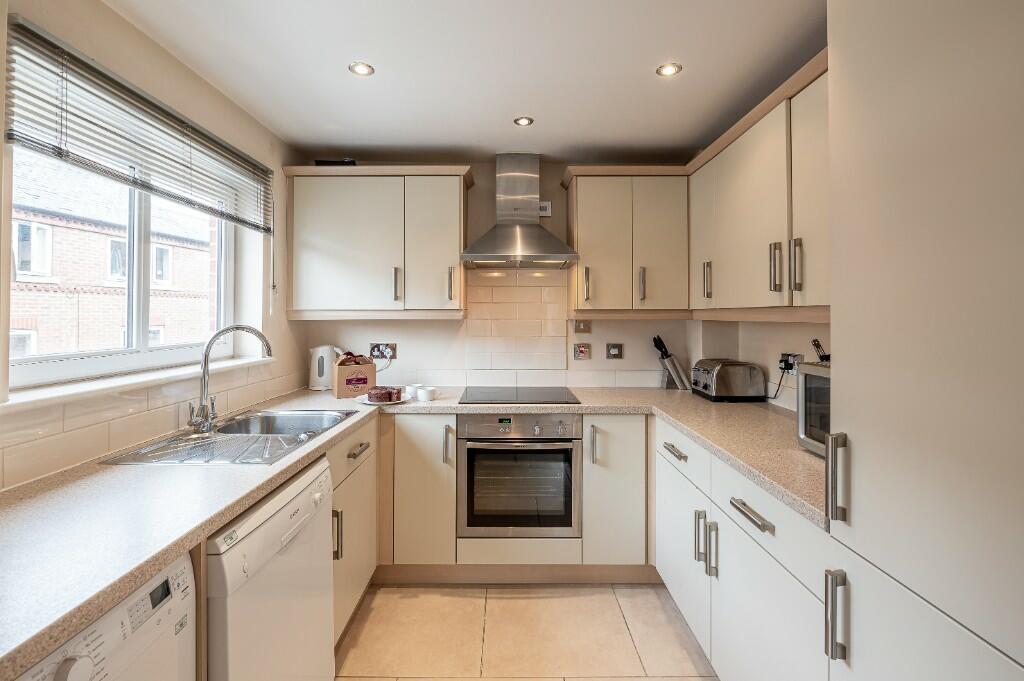 2 bed flat to rent Falcon Road, Battersea SW11 2 N