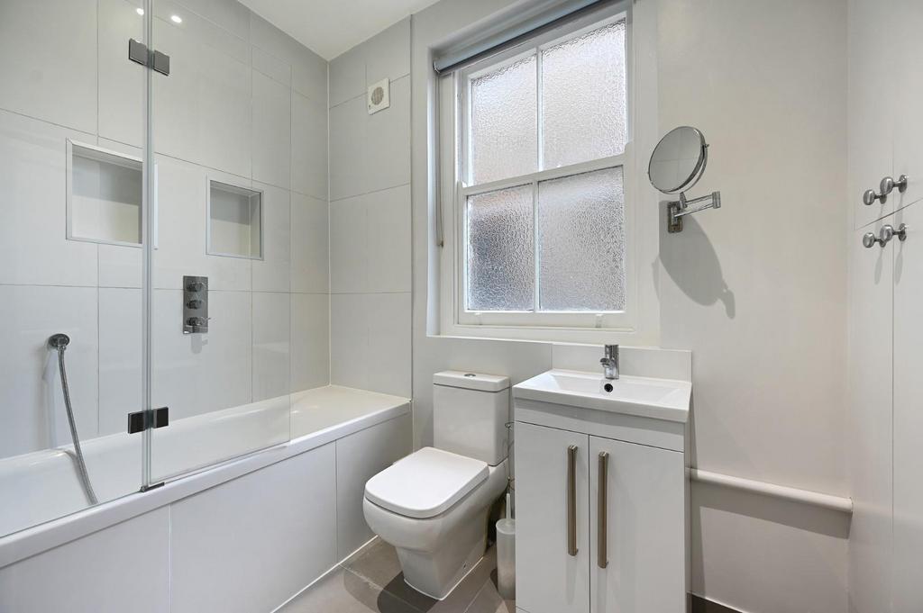 Auriol Mansions - Bathroom