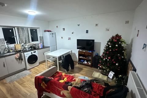 4 bedroom flat to rent, Cambridge Road, Harrow HA2