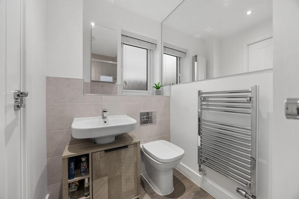 En-suite to Master