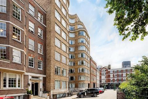 Studio to rent, Florin Court ,6-9 Charterhouse Square, London