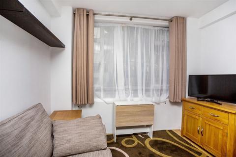 Studio to rent, Florin Court ,6-9 Charterhouse Square, London