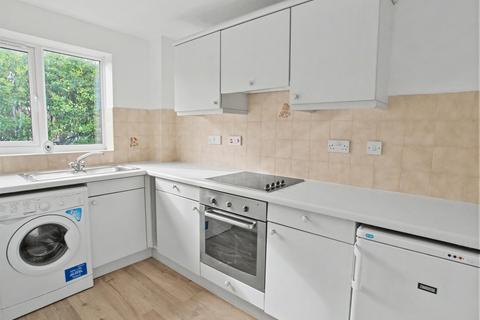 1 bedroom ground floor maisonette to rent, Cambridge Road, West Molesey KT8