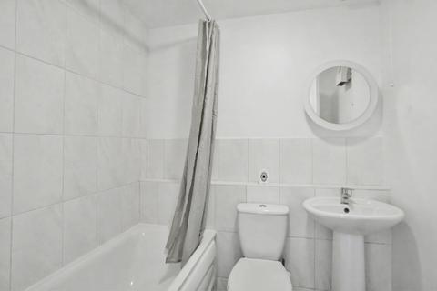 1 bedroom ground floor maisonette to rent, Cambridge Road, West Molesey KT8