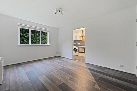 1 bedroom flat to rent, Draycott Close, London NW2