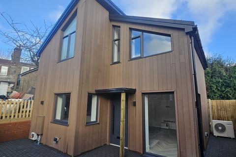 1 bedroom detached house to rent, Railway Approach, East Grinstead, West Sussex. RH19 1BP