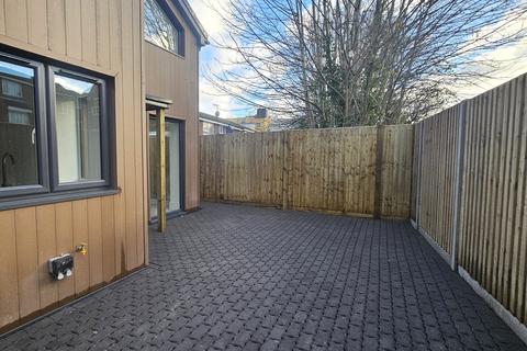 1 bedroom detached house to rent, Railway Approach, East Grinstead, West Sussex. RH19 1BP