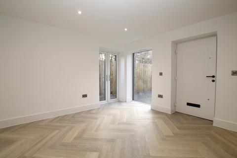 1 bedroom detached house to rent, Railway Approach, East Grinstead, West Sussex. RH19 1BP
