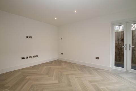 1 bedroom detached house to rent, Railway Approach, East Grinstead, West Sussex. RH19 1BP