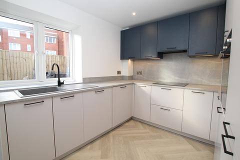 1 bedroom detached house to rent, Railway Approach, East Grinstead, West Sussex. RH19 1BP