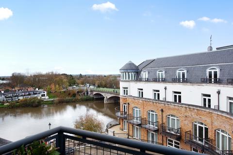 1 bedroom flat for sale, Thames Edge Court, Staines TW18