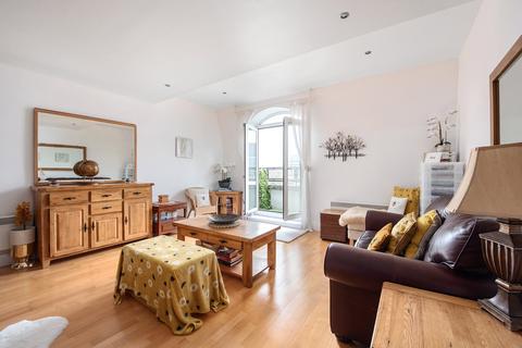 1 bedroom flat for sale, Thames Edge Court, Staines TW18