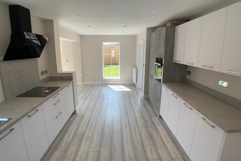 4 bedroom detached house to rent, Old School Drive, Kirk Sandall, Doncaster