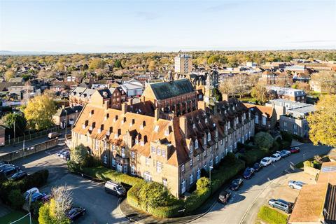 2 bedroom flat for sale, Syresham Gardens, Haywards Heath