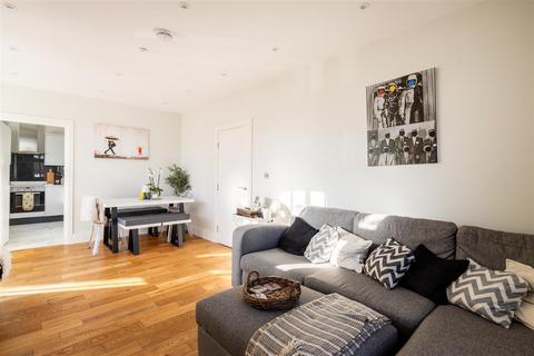 2 bedroom flat for sale, Syresham Gardens, Haywards Heath