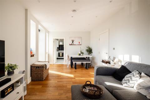 2 bedroom flat for sale, Syresham Gardens, Haywards Heath