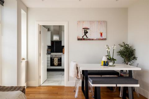 2 bedroom flat for sale, Syresham Gardens, Haywards Heath