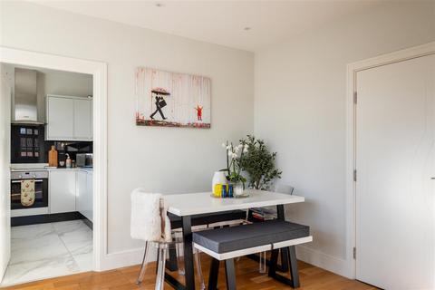 2 bedroom flat for sale, Syresham Gardens, Haywards Heath