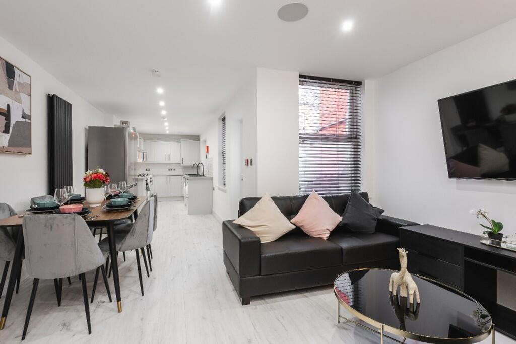 Modern and stylish living room featuring a spac...