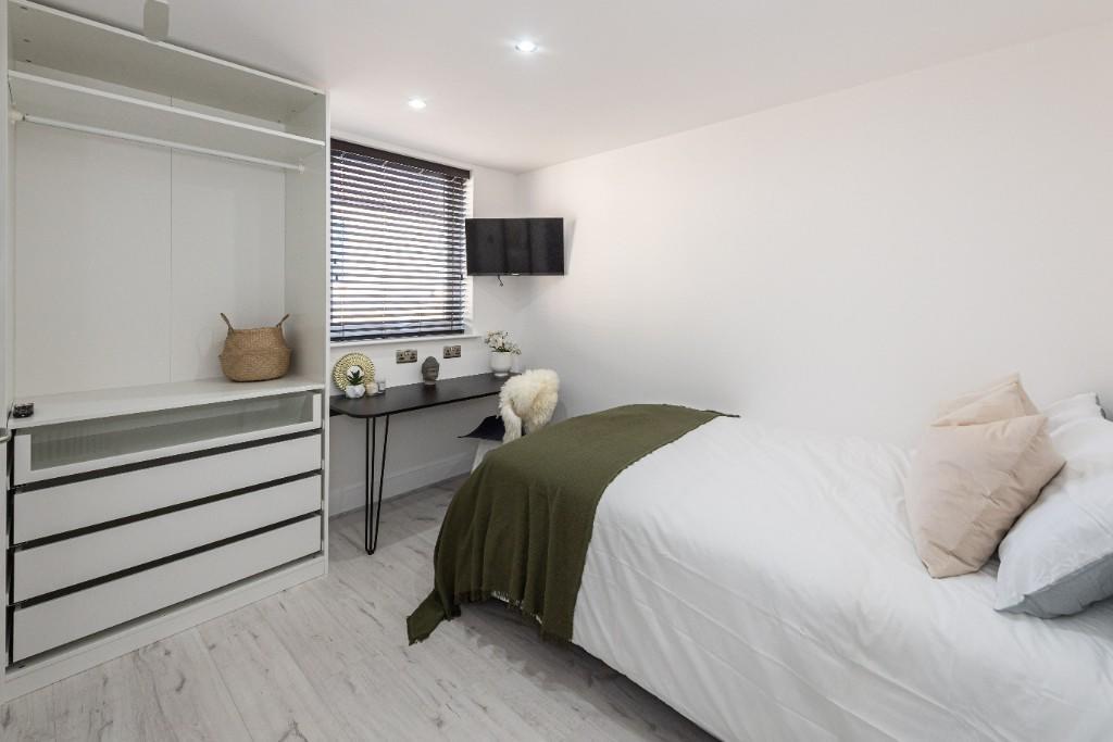 A spacious and well-maintained double bedroom f...