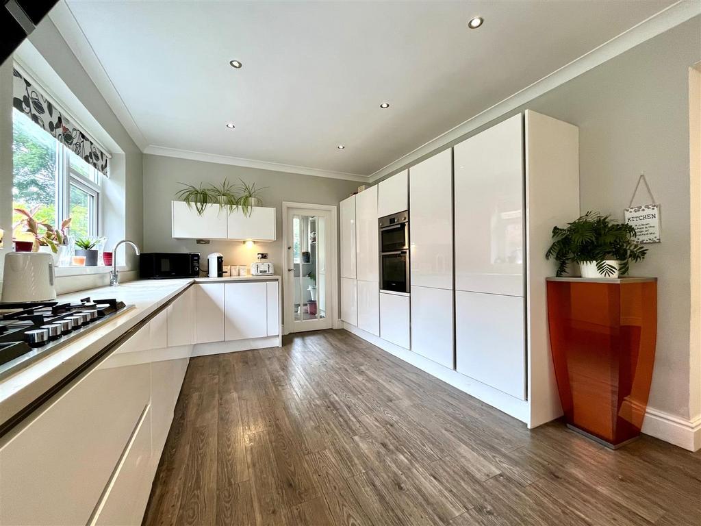 Kitchen Area Aspect 2