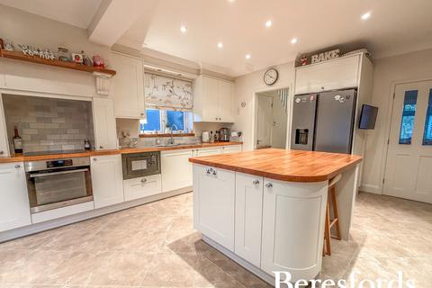 3 bedroom semi-detached house for sale, Fleet Close, Upminster, RM14
