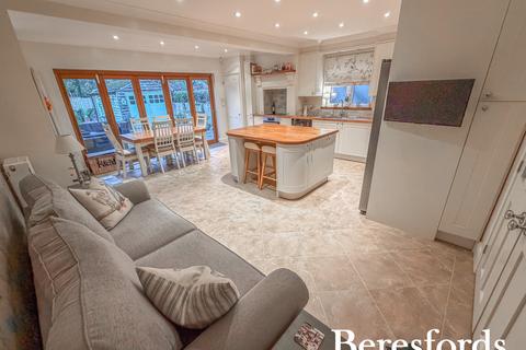 3 bedroom semi-detached house for sale, Fleet Close, Upminster, RM14