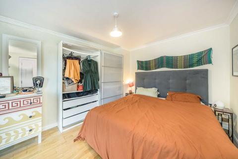 1 bedroom flat for sale, Albans Close, London SW16