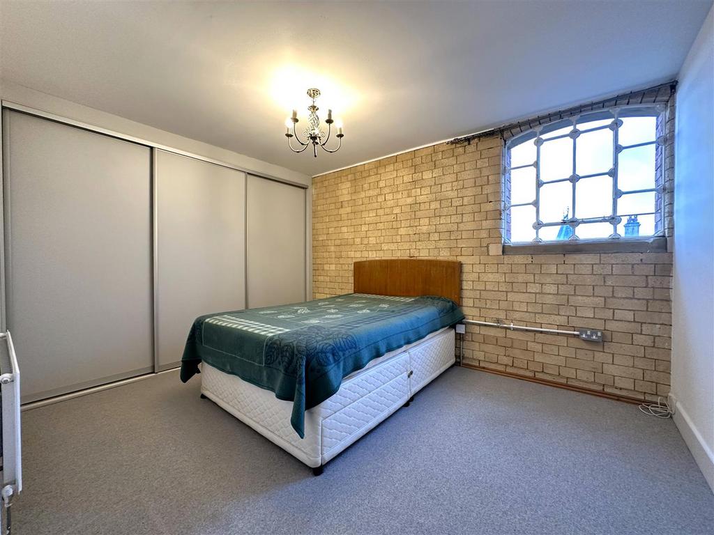 Master Bedroom With Fitted Wardrobes 299